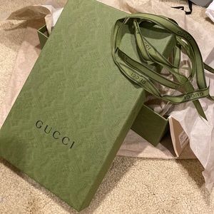 Gucci shoe box & ribbon